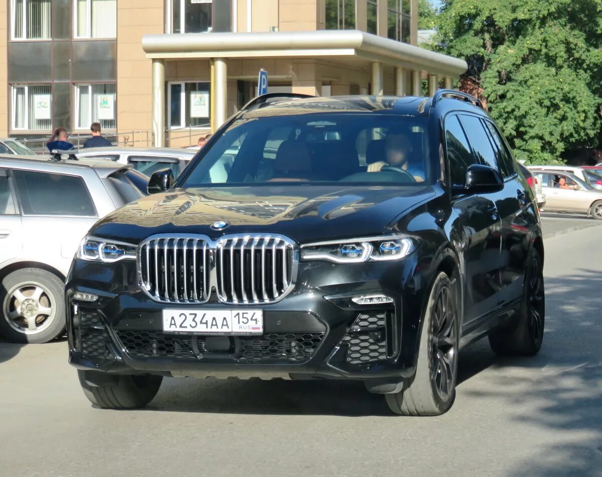 Джип бмв х7. Бмв х5 с номером 999. Bmw x7 m50d 2019. Х7 москва. Х7 бмwyangisi.
