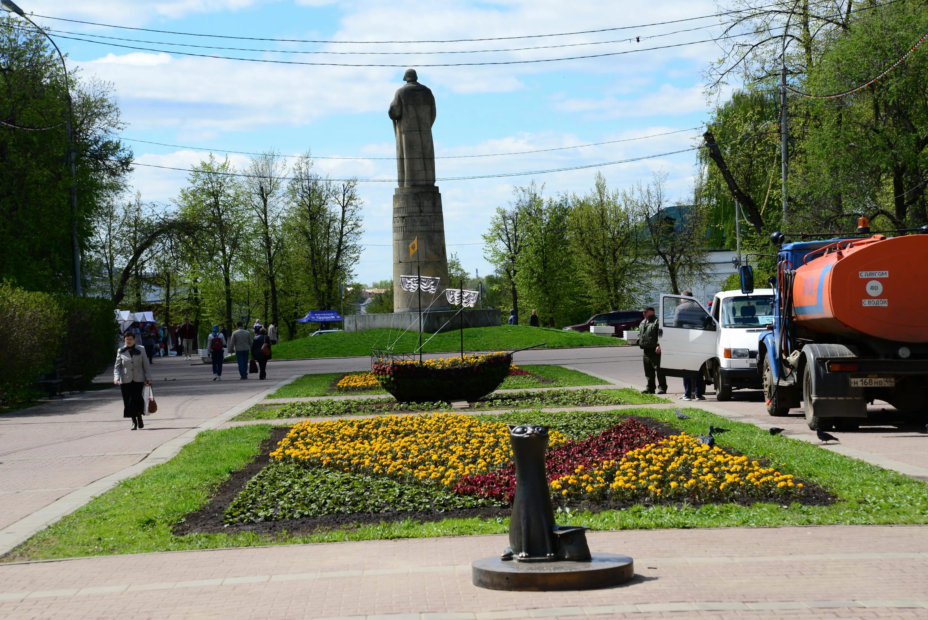 Кострома Ладья памятник. Кострома центр. Ладья кострома