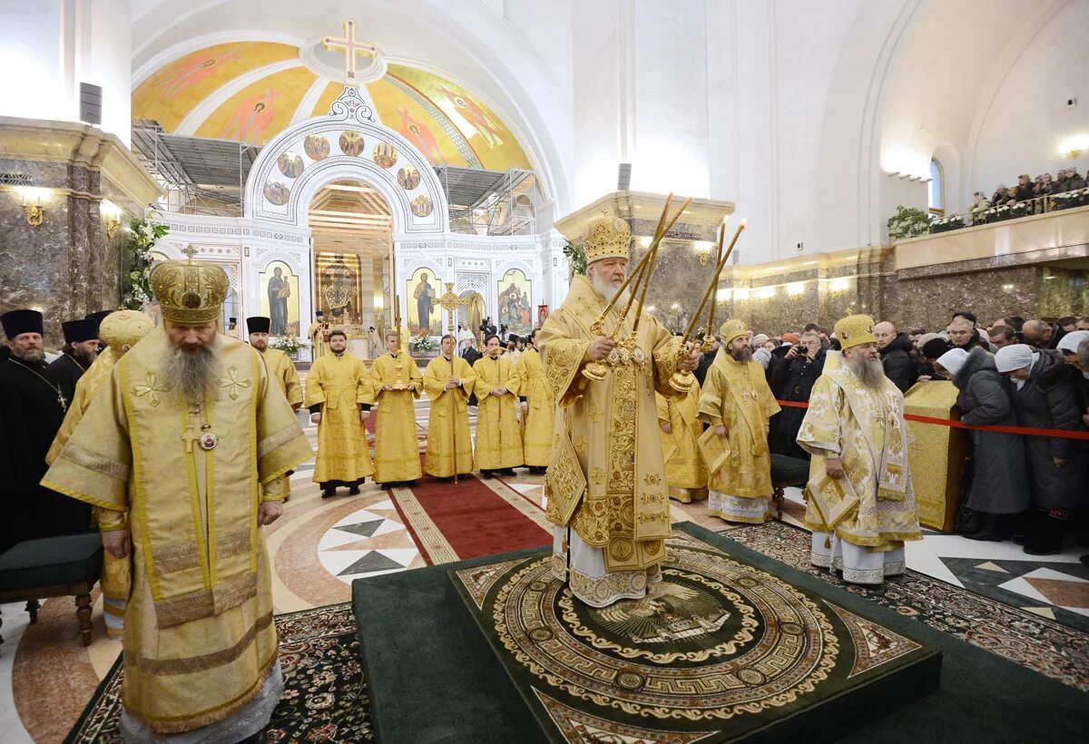 Литургия патриарха кирилла 2022. Кафедральный собор калининград время служб. Калининград собор христа спасителя внутри. Патриарх кирилл в калининграде. Служба в храме христа спасителя в калининграде.