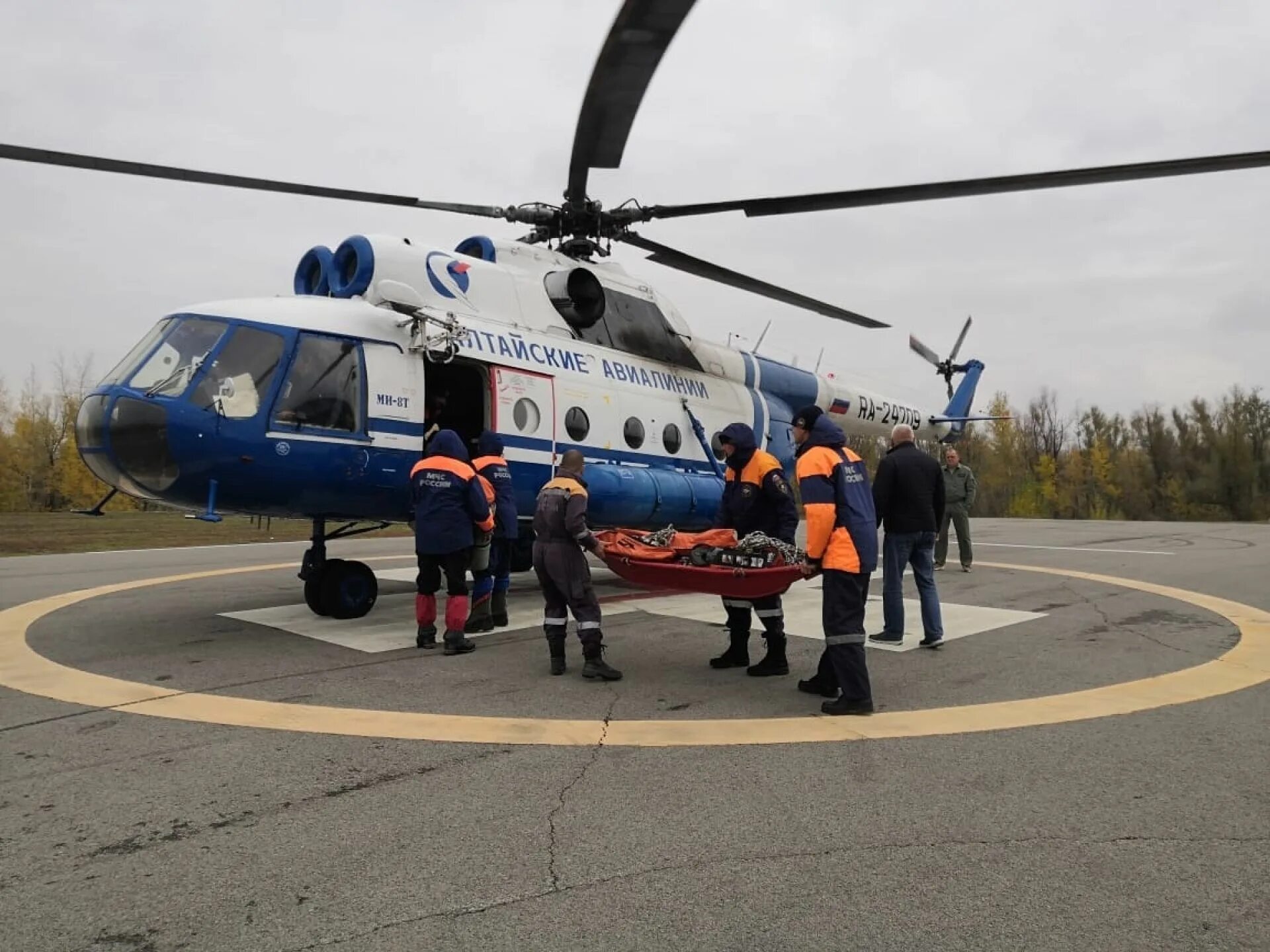 Спасательная алтая. Спасение в горах на вертолете МЧС России. Вертолет спасателей. Вертолет спасателей в горах. Вертолет Алтай туристы.