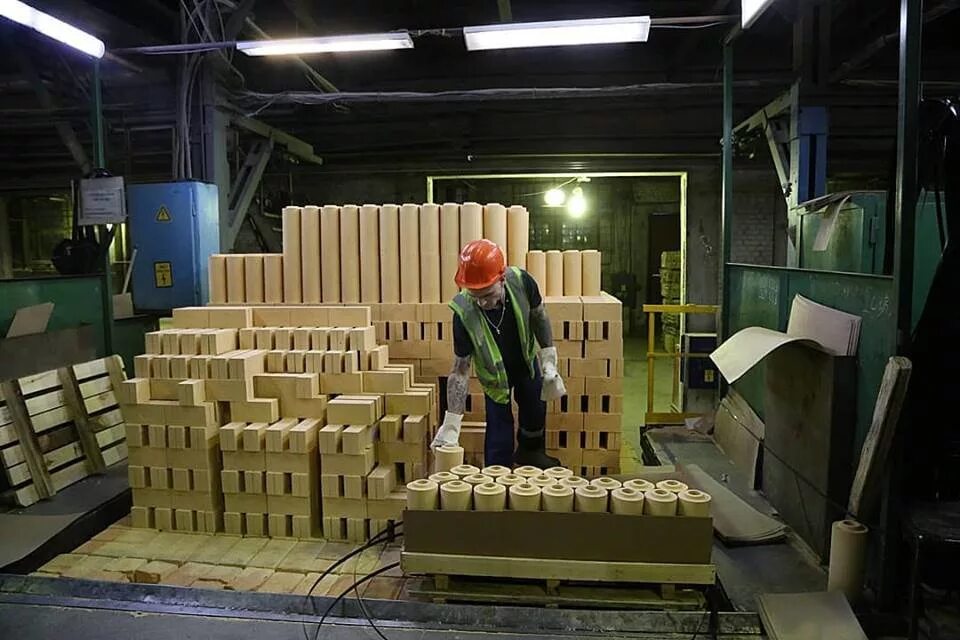 Боровичский комбинат огнеупоров стенд. Огнеупорные материалы металлургия. Печь производство огнеупоров. Красногоровский завод огнеупоров. Динас первоуральск динур.