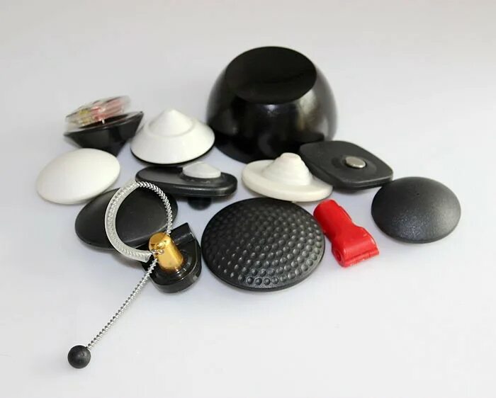 Как снять магнит с одежды в домашних условиях без магнита. Как снять аларм с одежды. Клипса для одежды. Как снять магнит с одежды. Магнитный антикражный замок.