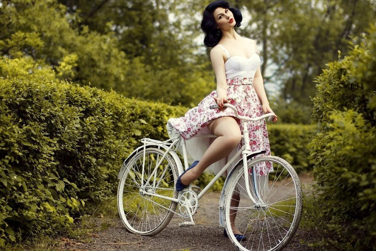Тетки чулки видео. Девушка на велосипеде. Девушка в платье на велосипеде. Фотосессия на велосипеде для девушки.