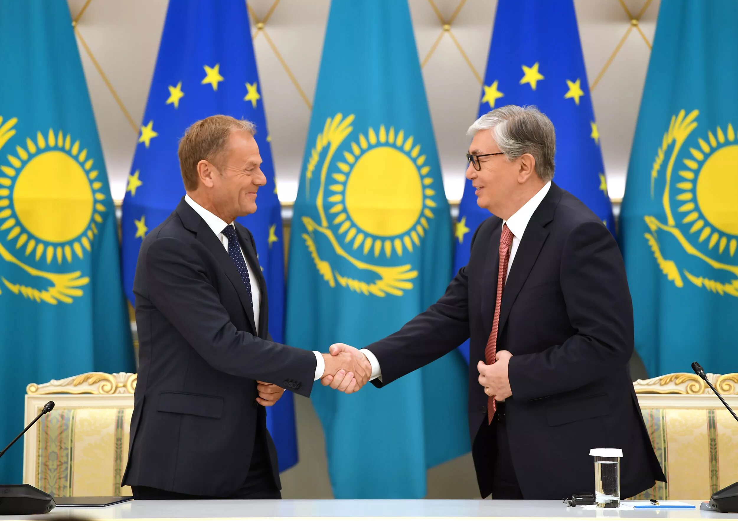 Токаев ЕС. Европейский Союз и Центральная Азия. Европейский Союз Казахстан. Казахстан Европа флаги.