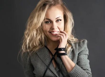 Украинская певица Alyosha презентовала клип на новую песню “Горда”. 