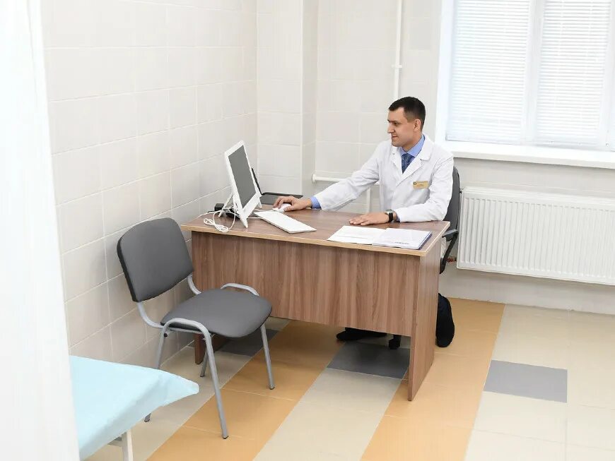 Врач офиса. Женщина в кабинете. Пациенты в поликлинике. Офис врачей терапевтов. Интерьер медицинского кабинета.