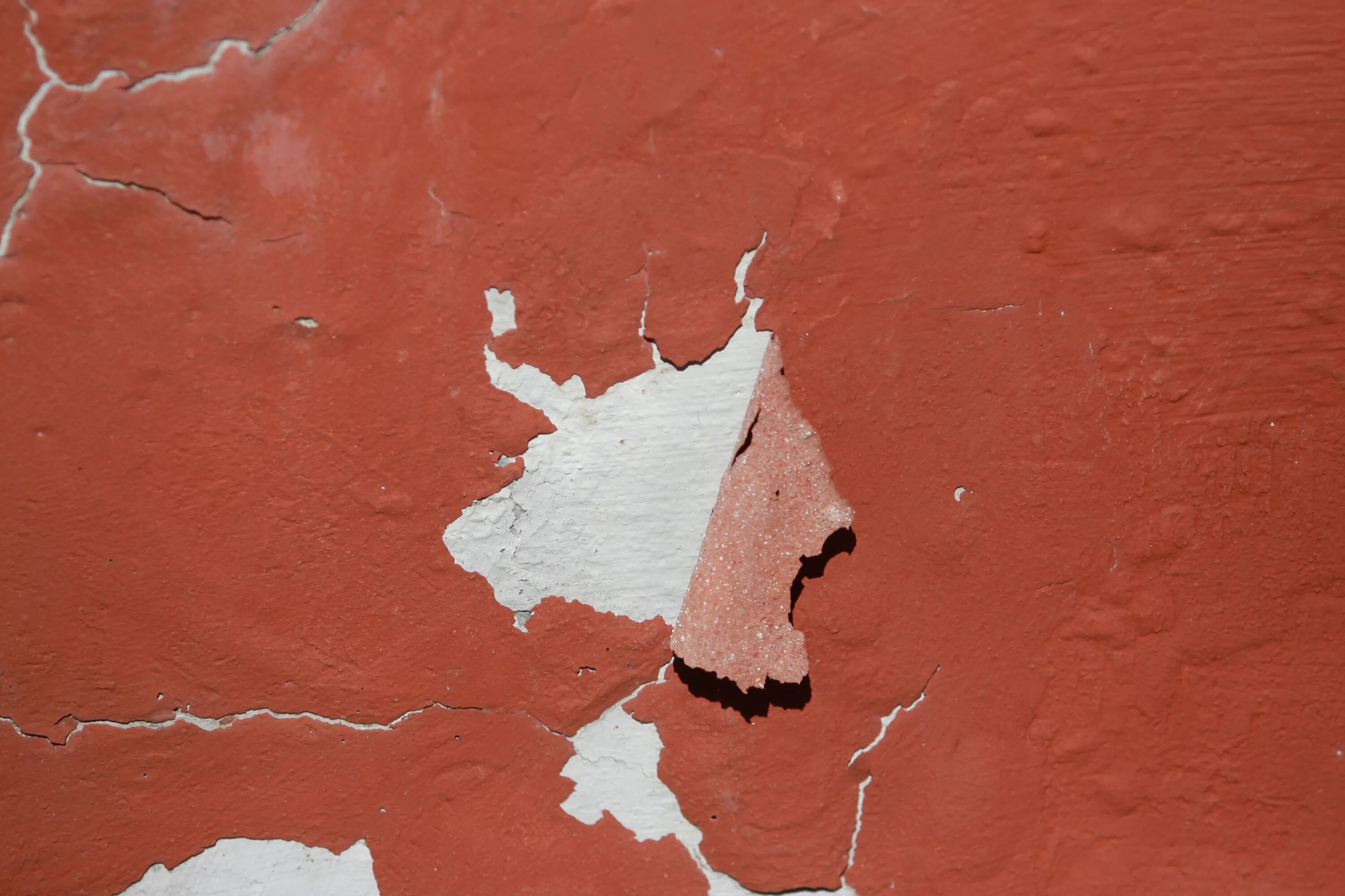 Увидела трещину. Потрескавшаяся штукатурка. Облупившаяся краска. Облупленная краска на стене. Трещина в стене.