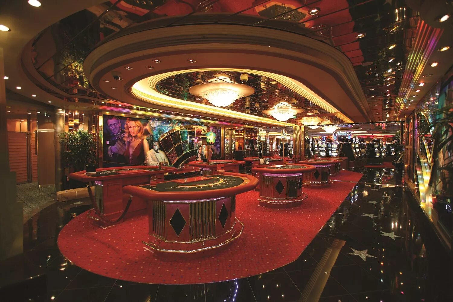 Voyager of the Seas казино. Casino Royal Caribbean Сингапуре. Symphony of the Seas внутри казино. Казино изнутри.