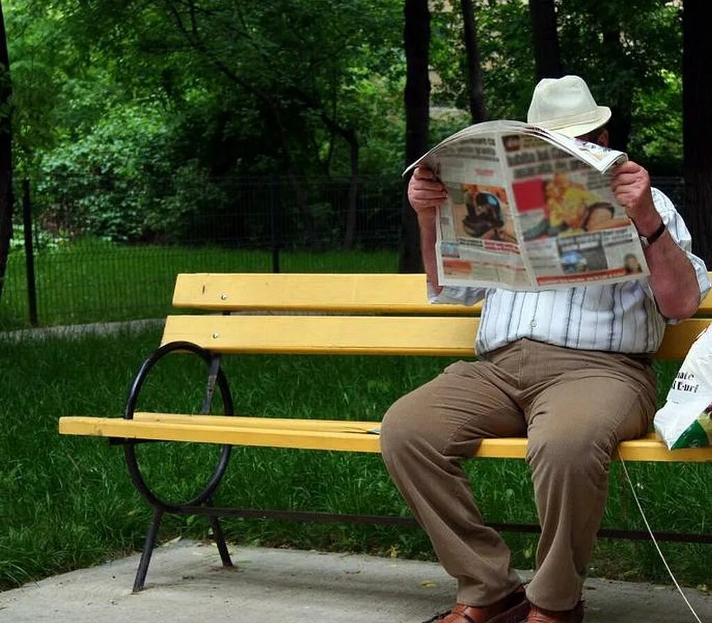 С книжкой на скамейке. Библиотечная скамейка. Библио скамейки. Сквер литературный дворик набережные челны. Читающая скамейка.