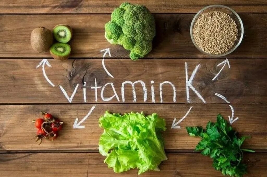 Что такое витамины. Витамин k. Витамин k источники. Витамин k в еде. Витамин k продукты