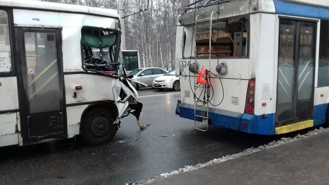 Какие автобусы столкнулись. Два трамвая столкнулись в новосибирске. В сергиевом посаде автобус врезался в грузовик. Автобус алматы авария сегодня. Автобус въехал в мачту освещения.