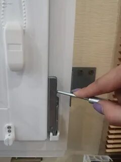 Прижим петли пластикового окна