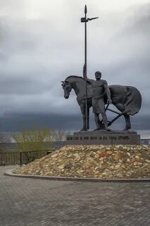 Памятник первопоселенец
