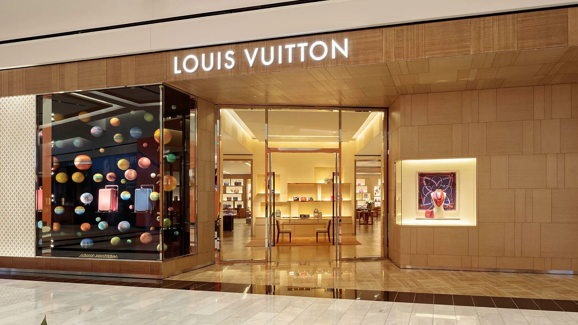 Дорожная сумка луи виттон. Vuitton москва. Louis vuitton бутик. Бутик луи виттон в москве. Сумки луи виттон оригиналы.