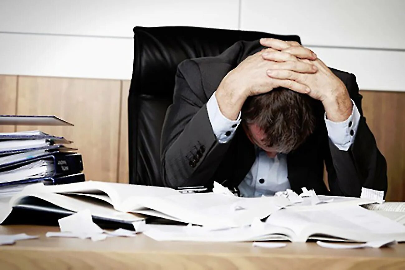 Закрытые бизнесмены. Человекдержиться за голову. Закрытые бизнесмены. Закрытые бизнесмены. Закрытые бизнесмены.