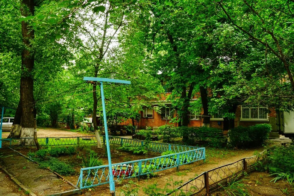 Г ростов ул казахская. Казахи на улице. Ул казахская. Магазин колос эльхотово. Казахская 113.