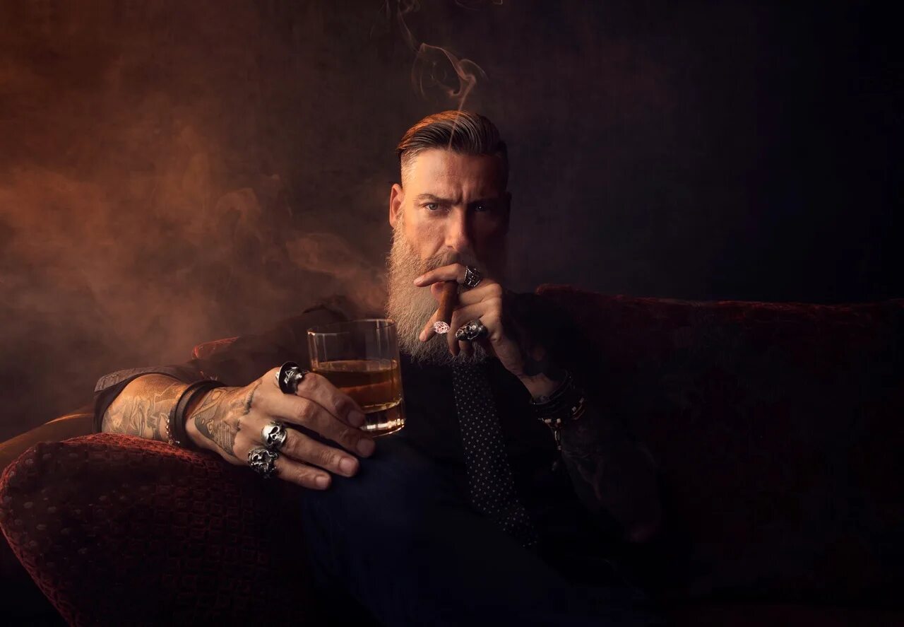 Песня сегодня я пью виски. Парень с бокалом виски. Мужчина в кресле с сигарой. Мужчина с бокалом виски. Мужик с сигарой и виски.