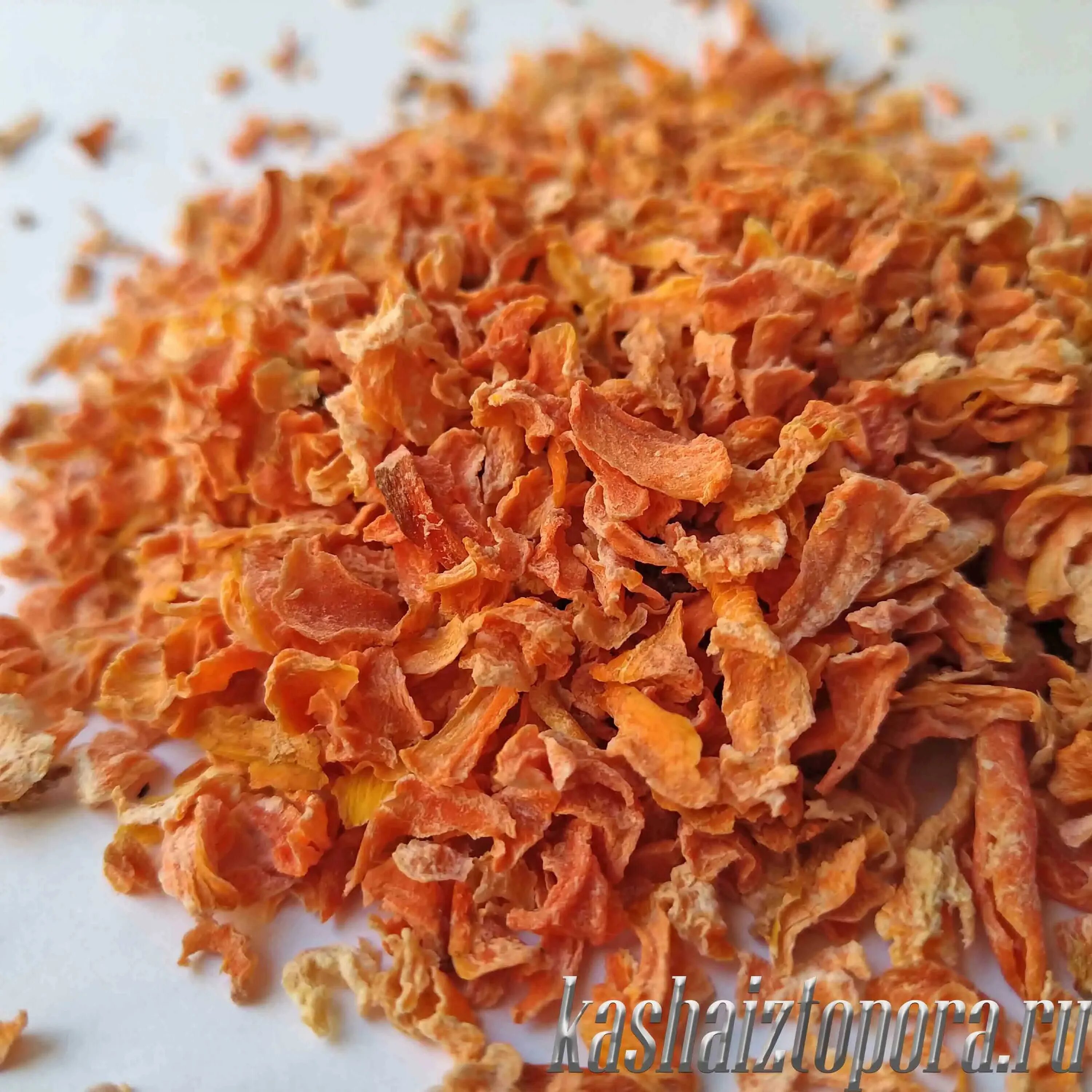 Морковь сушеная соломка. Сушеная морковка. Снеки из моркови. Сушеная морковь польза и вред. Морковная ботва сушеная.