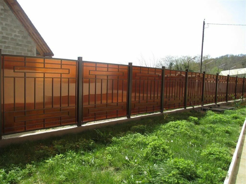 Купить недорого металлический забор. Забор изиполикарбоната. Забор из поликарбоната для дачи. Прозрачный забор на даче. Комбинированные заборы с поликарбонатом.