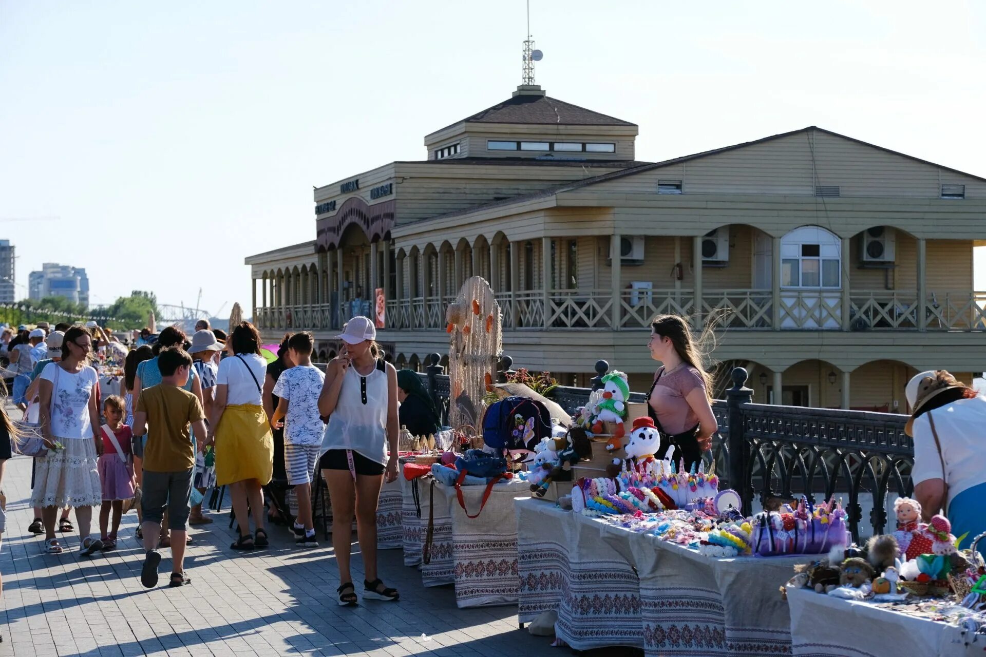 Мастера астрахани. День рыбака в астрахани 2025. день города тематические площадки. праздничный концерт у фонтана. выставка ремесленников на улице.