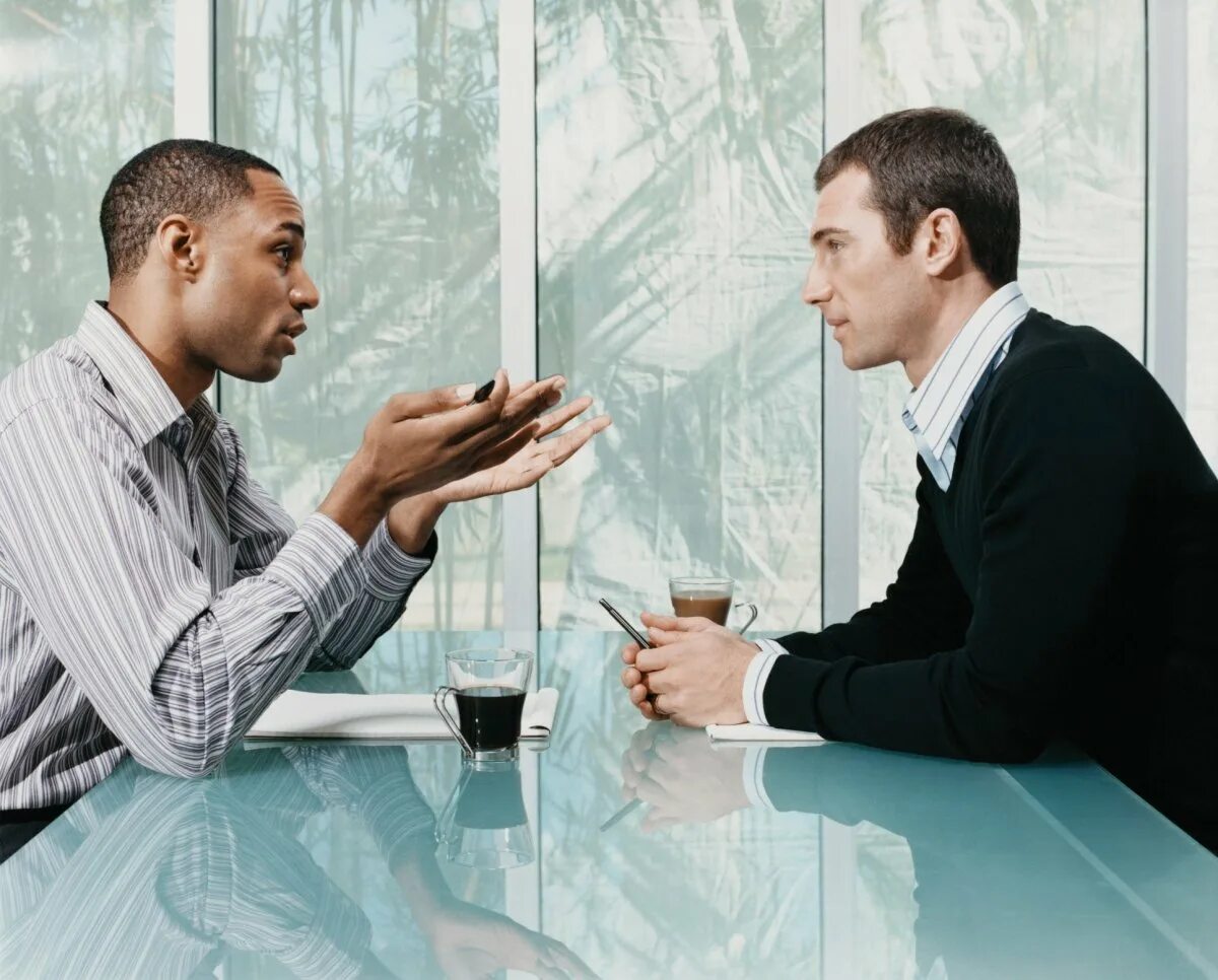 Speak manager. Беседа двух людей. Два человека общаются. Два человека разговаривают. Общение людей.