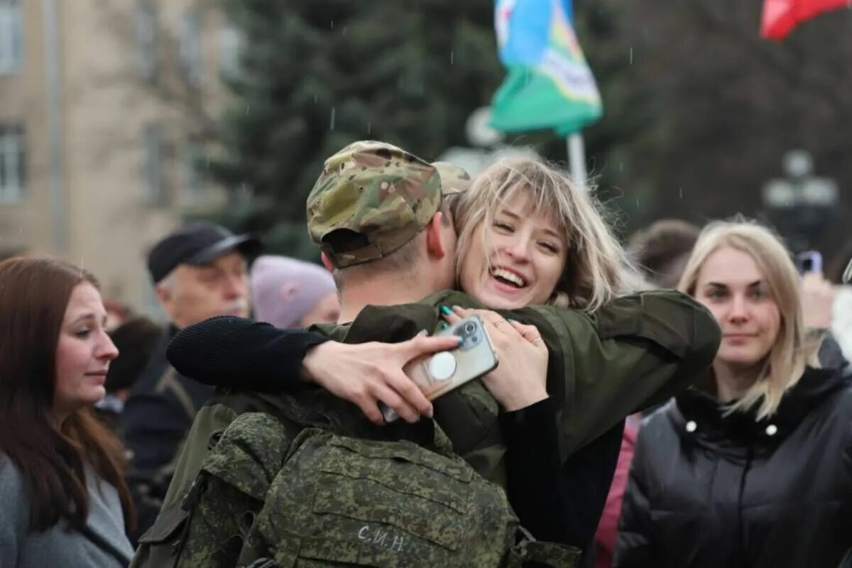 Встретил участника сво. Российский солдат. Военнослужащие. Фото военнослужащих. Российские солдаты на Украине.