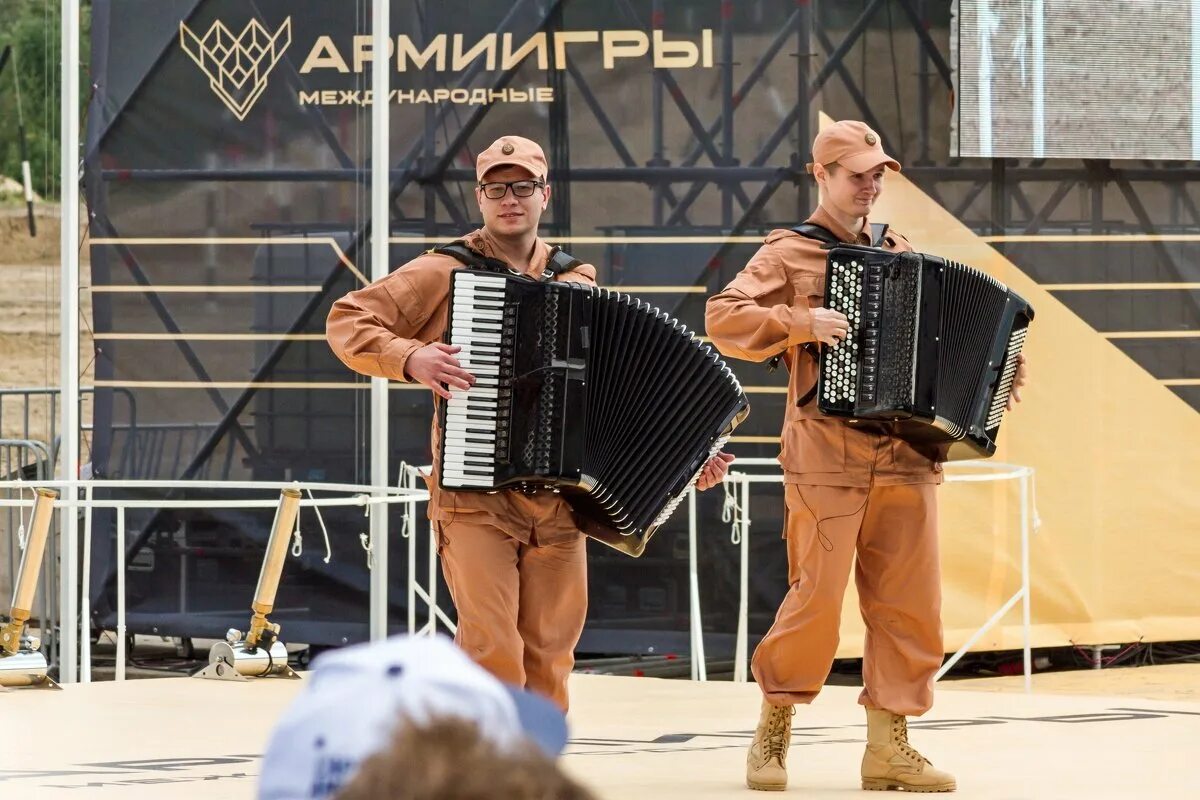 Дуэт тюмень. Дуэт военный.