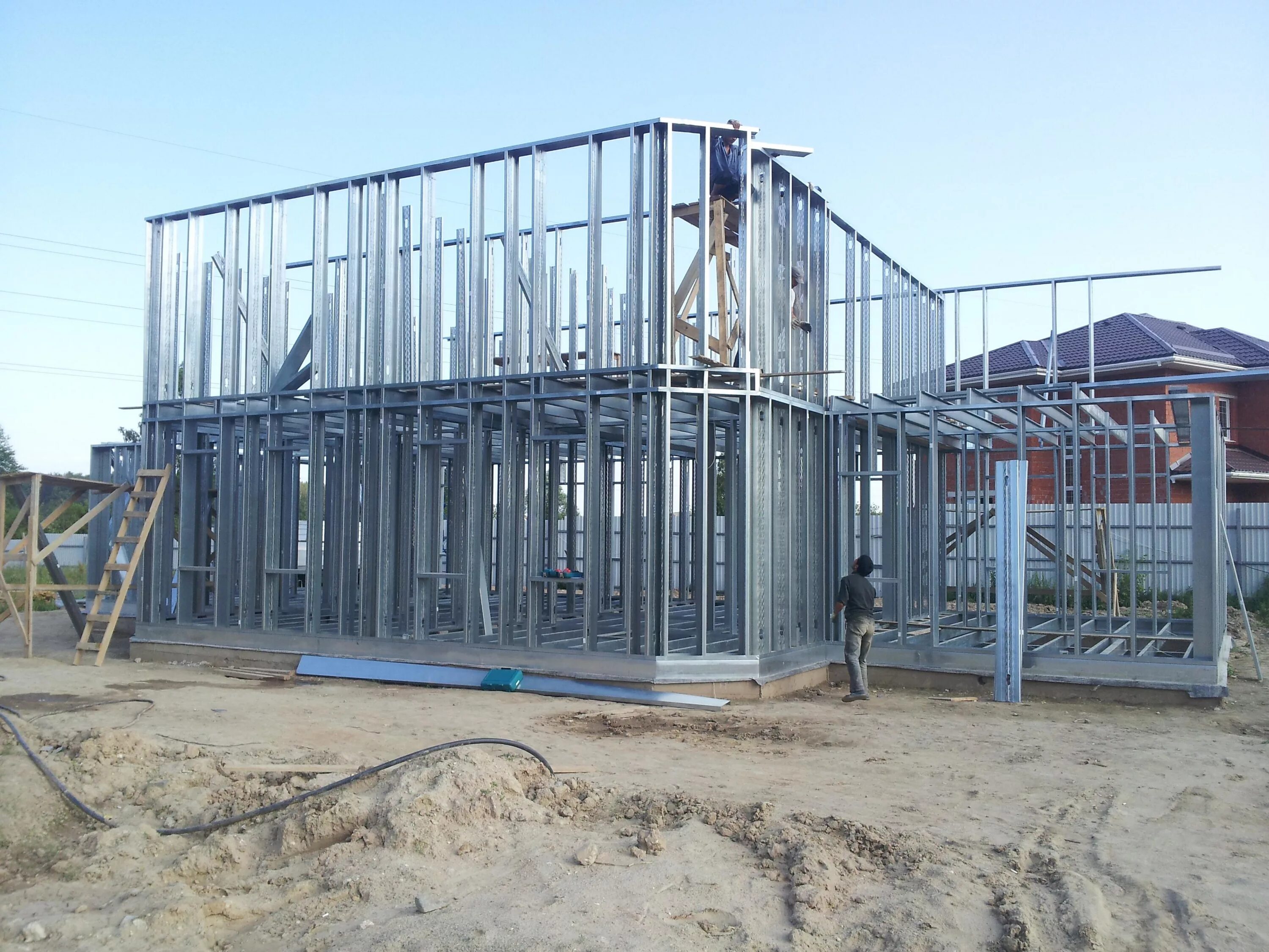 Лстк дом калининград. Металлоконструкции из оцинкованного профиля. Одноэтажное здание из лстк. Каркас 20 футового из лстк. Конструкции из оцинкованного профиля.