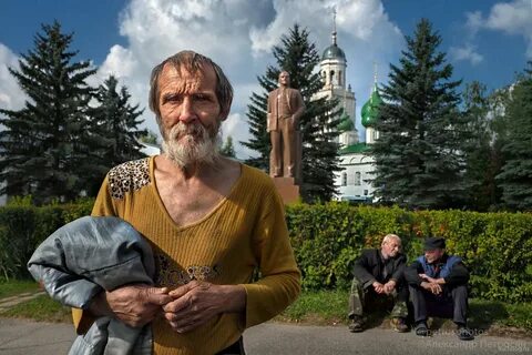 Жил человек среди простых людей