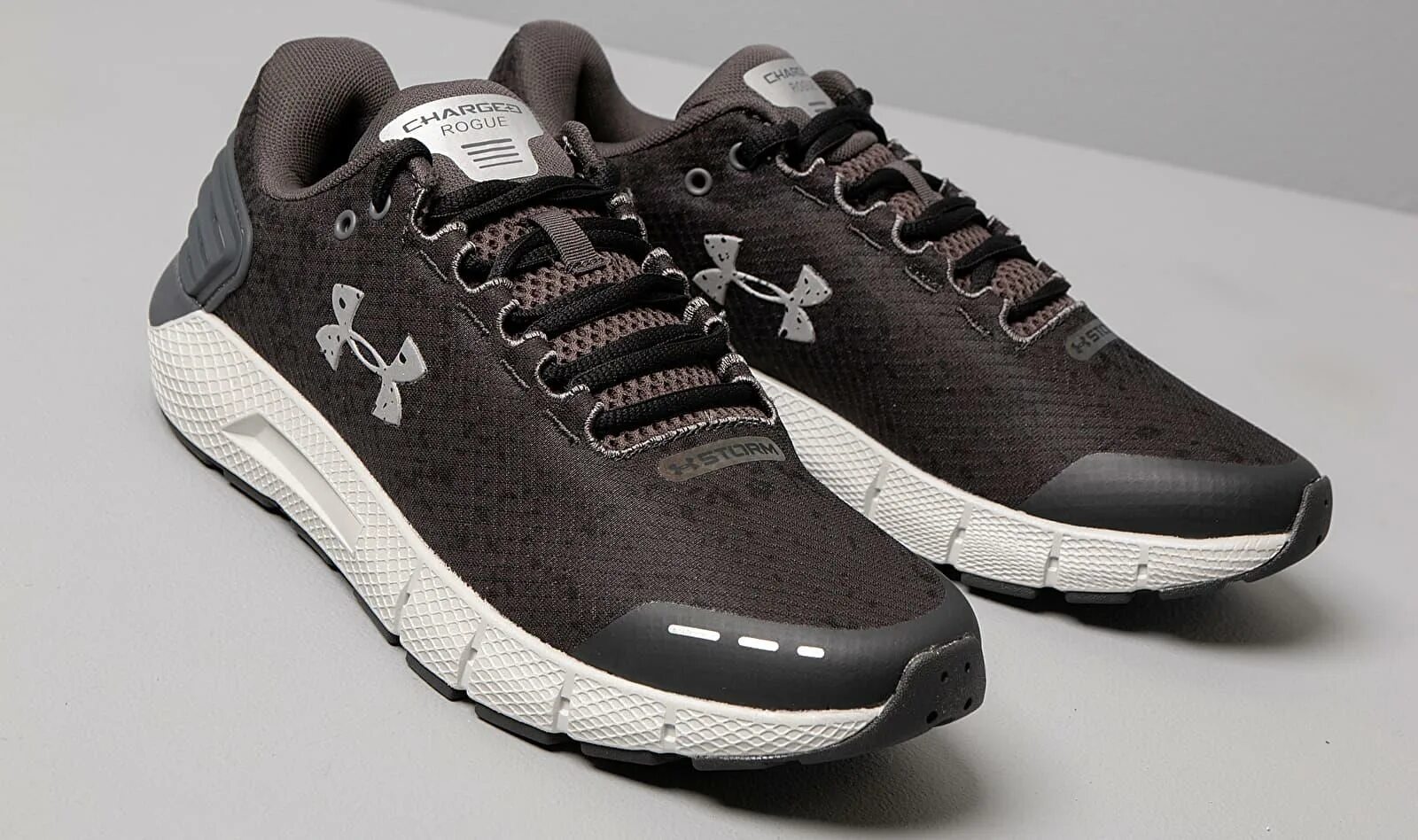 Теннисные кроссовки under armour. Under armour ua charged rogue 2. Charged rogue. Charged rogue. Ундер амур charged кроссовки.