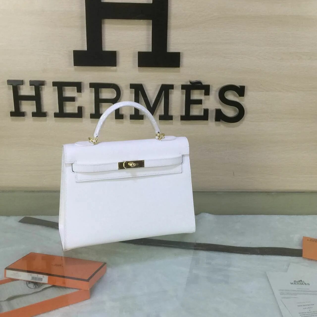 Hermes Blanc. Hermes Hobo. Hermes сумки 2000 God. Бутиковая коллекция Hermes.