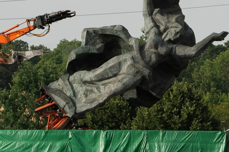 Памятник коневу в праге сносят. Памятник коневу в праге сносят. В польше сносят памятники советским солдатам. Сносим памятники. Польша разрушает памятники советскому солдату.