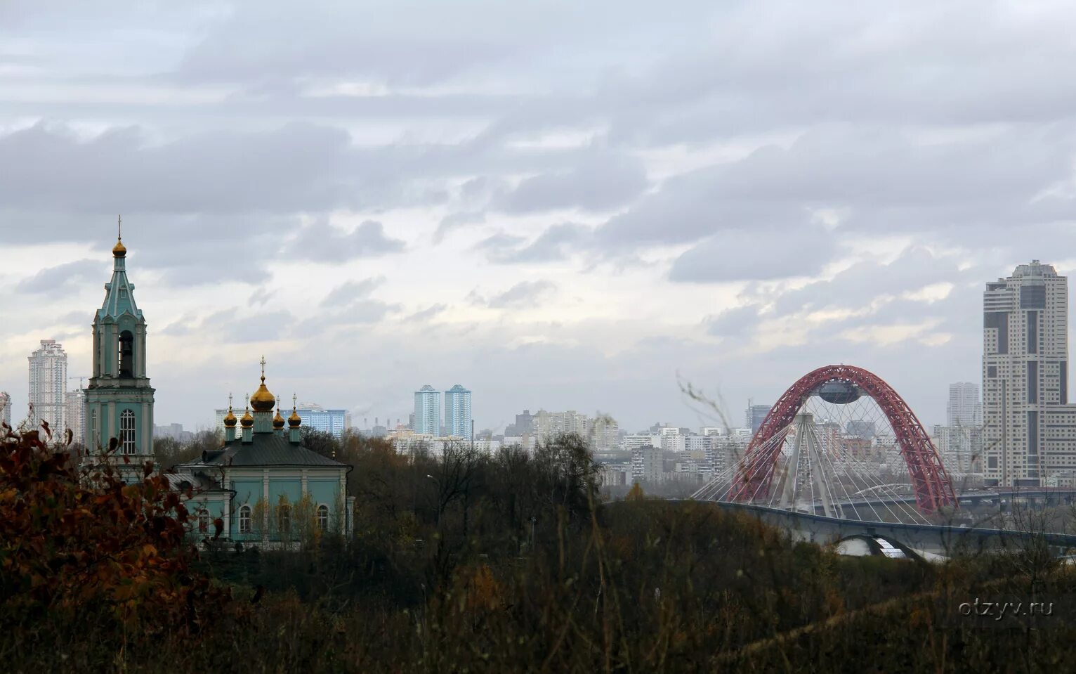 Сильный дождь. Девушки крылатское. Мост крылатское. Смог в крылатском. Парк крылатские холмы.