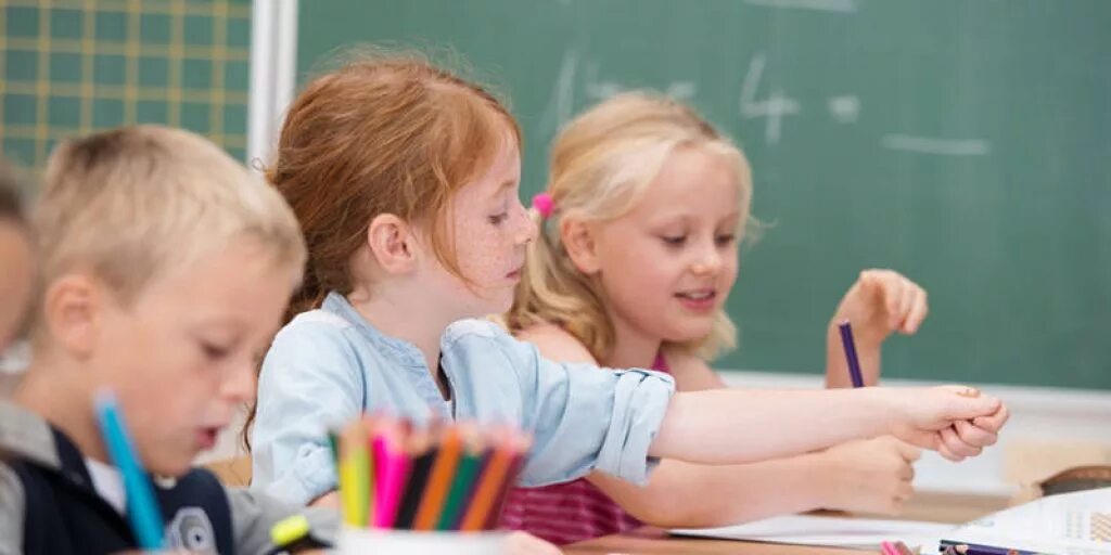 Умственно отсталый младший школьник. Умственно отсталый младший школьник. Дети с нарушением интеллекта. Дети с умственной отсталостью. Умственно отсталый младший школьник.