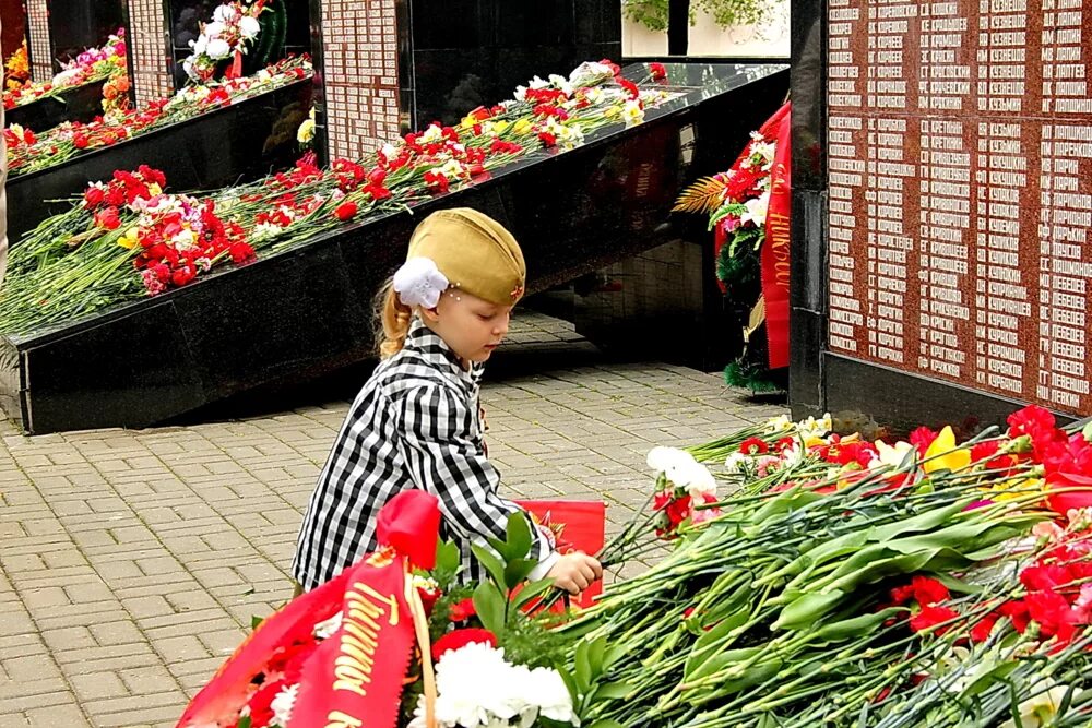 Дети возлагают цветы. Возложение цветов к памятнику дети. Дети возлагают цветы к памятнику. Дети возлагают цветы к памятнику Великой Отечественной войны. Где можно возложить цветы в спб