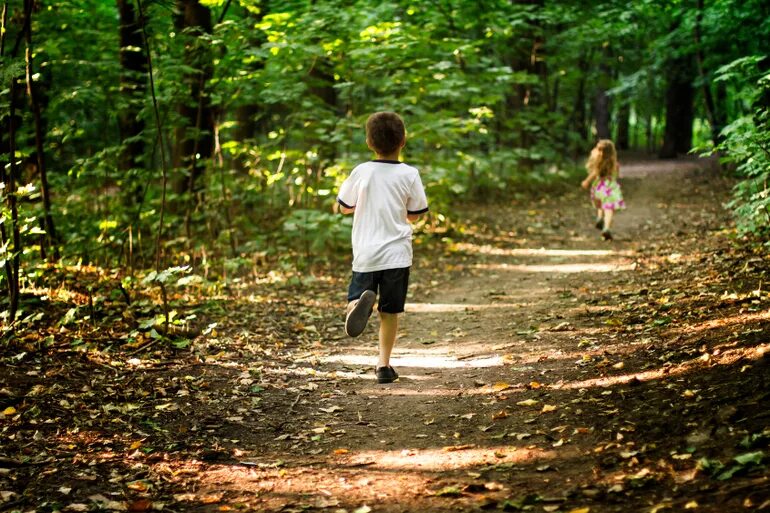 гулять недалеко. гулять недалеко. гулять недалеко. пара на прогулке. прогулки на свежем воздухе.