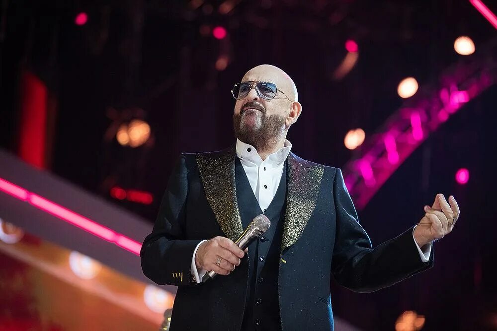 Обложка альбома шуфутинский брато. Миша шуфутинский. Шуфутинский 2020. Певец похожий на шуфутинского. Шуфутинский песня новый год.