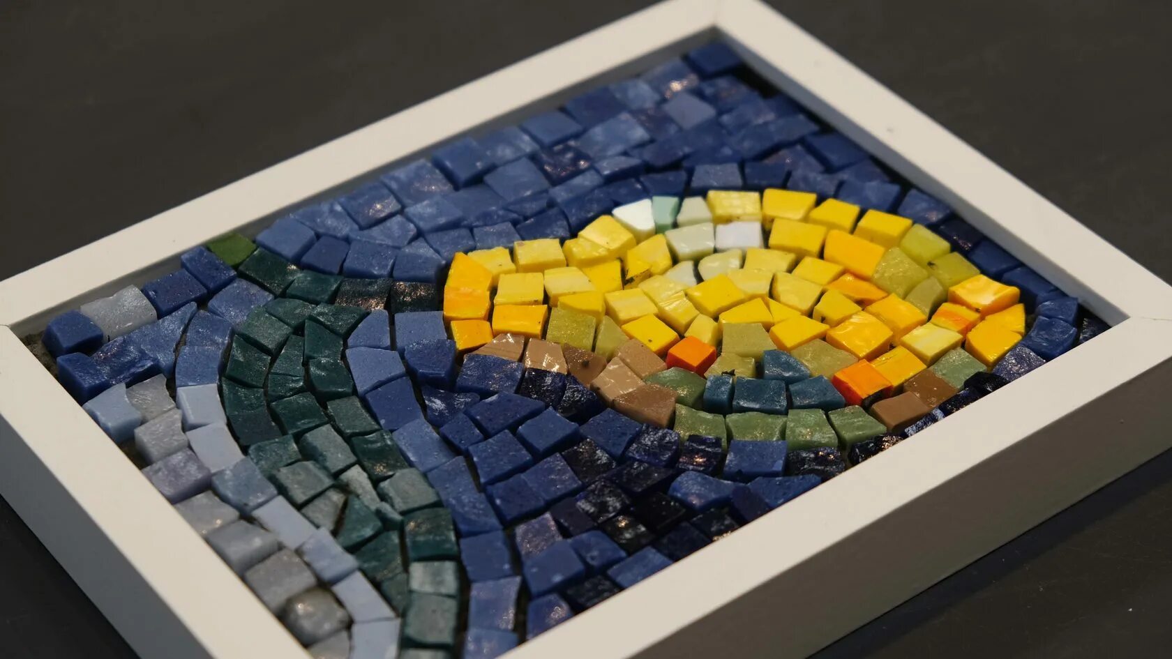 Мозаика джулия кандуссио круглая. Мозаика для пола. Мозаичное панно на стену. Монументальная живопись мозаика гауди. Столик мозаика круглый.