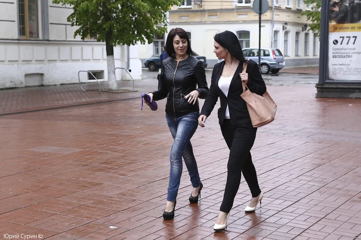 Две дагестанки. Две девушки идут по улице. две красивые девушки на улице. кавказские девушки на улице. дагестанки на улице.