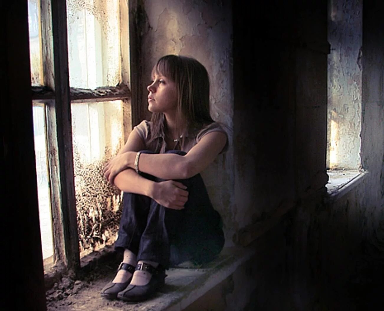 Сидела душила. Девочка у окна. Девушка грустит. Грустная девушка. Сидит у окна.