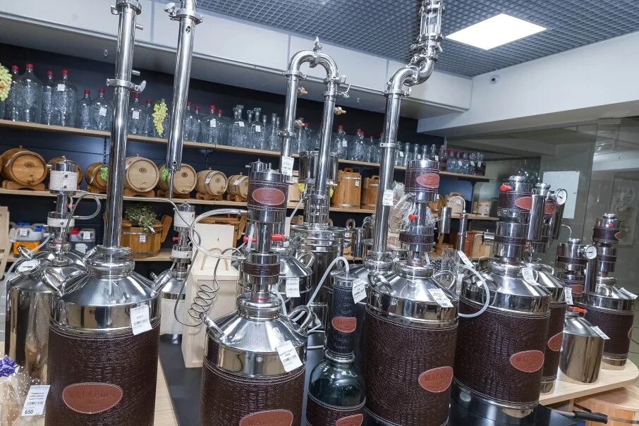 Магазин самогоноварения фото. Магазин для самогоноварени. Самогонное оборудование. Магазин самогонных аппаратов фото. Магазин самогонных аппаратов.