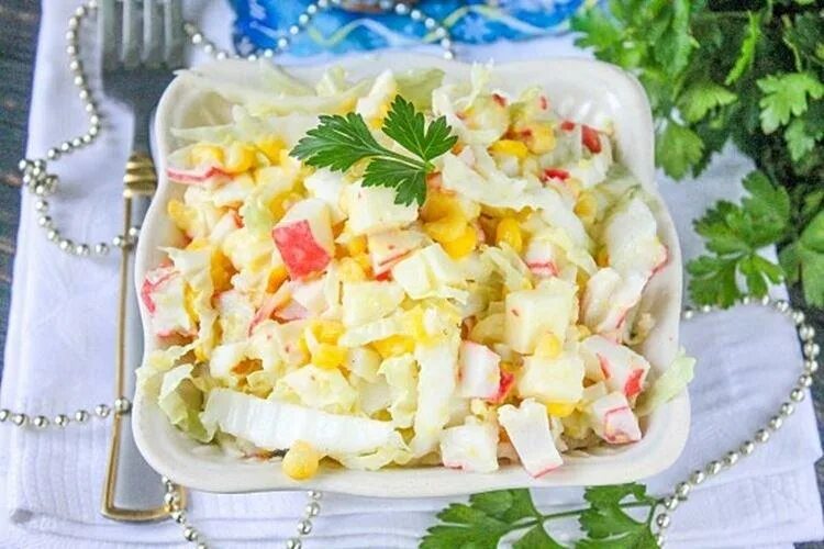 Салат с крабовыми палочками и салатом айсбер. Рецепт крабового салата с салатом айсберг. Рецепт крабового салата с салатом айсберг. Салат с айсбергом и крабовыми палочками. Салат айсберг с крабовыми палочками и кукурузой.