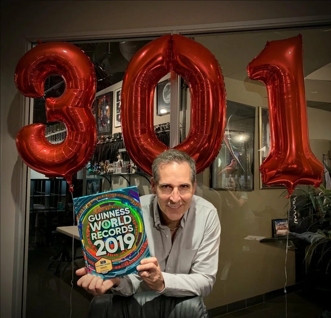 Рекорды гиннесса. Самый большой обруч. Рекорды гинннса с описанием. Самые большие фломастеры в мире. Книга рекордов гиннеса картинки.