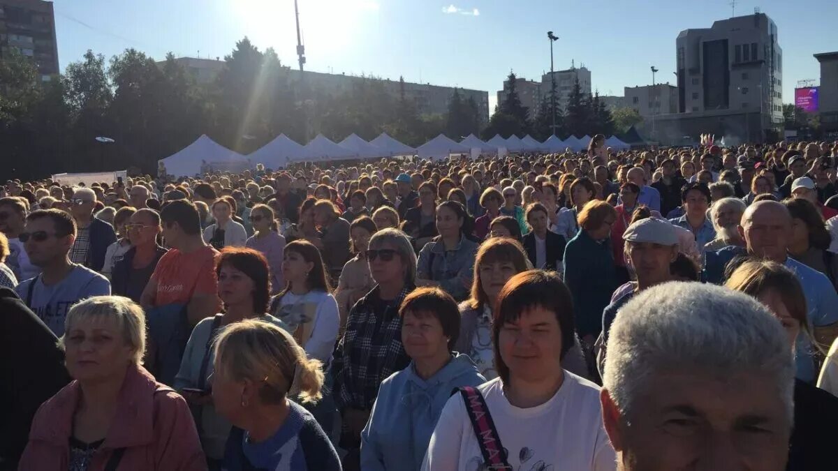 Концерт в тюмени на день города. С днем рождения тюменская область. Тюмень днем. Концерт в тюмени на день города. Любэ тюмень.