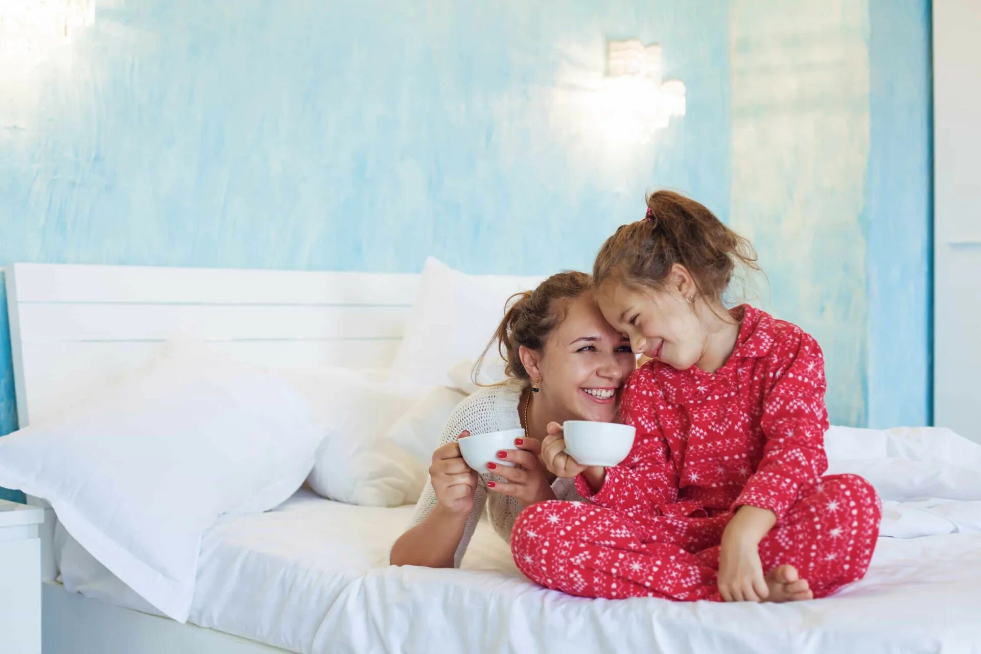 Мама с дочкой на кровати. Фотосессия мама и дочь в кровати. Мама с дочкой облизываются. Семейная фотосессия мама и дочки в студии. Мама с дочкой фотосессия на кровати.