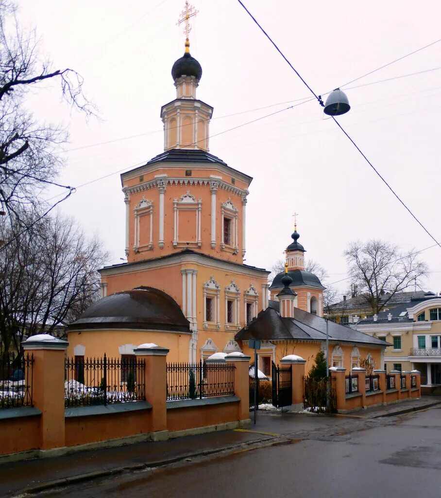 Храм Святой Живоначальной Троицы в хохлах. Хохловский переулок Церковь. Хохловский переулок храм Живоначальной Троицы. Церковь Троицы Живоначальной Москва.