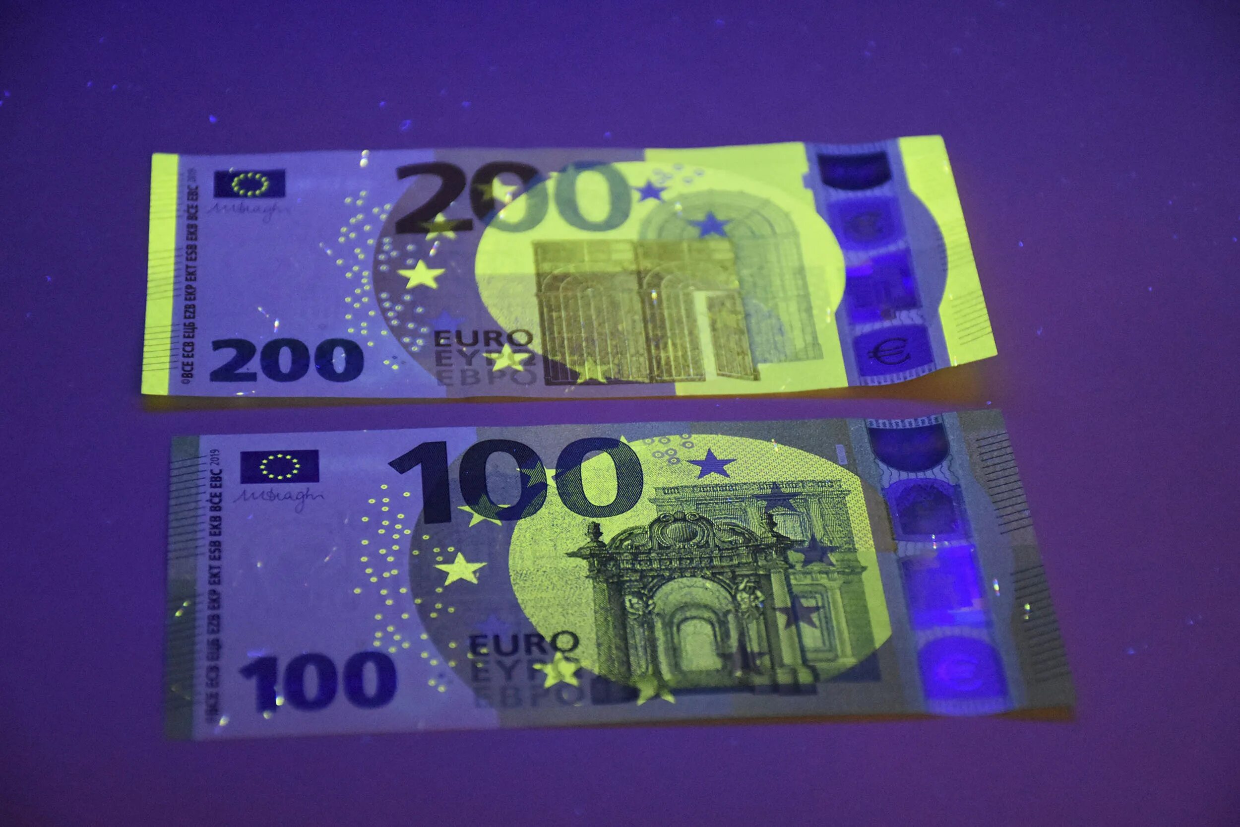 New 100 and 200 Euro Banknotes. 100 Евро купюра. Купюра 100 евро нового образца. Купюра 200 евро. Размер евро купюры