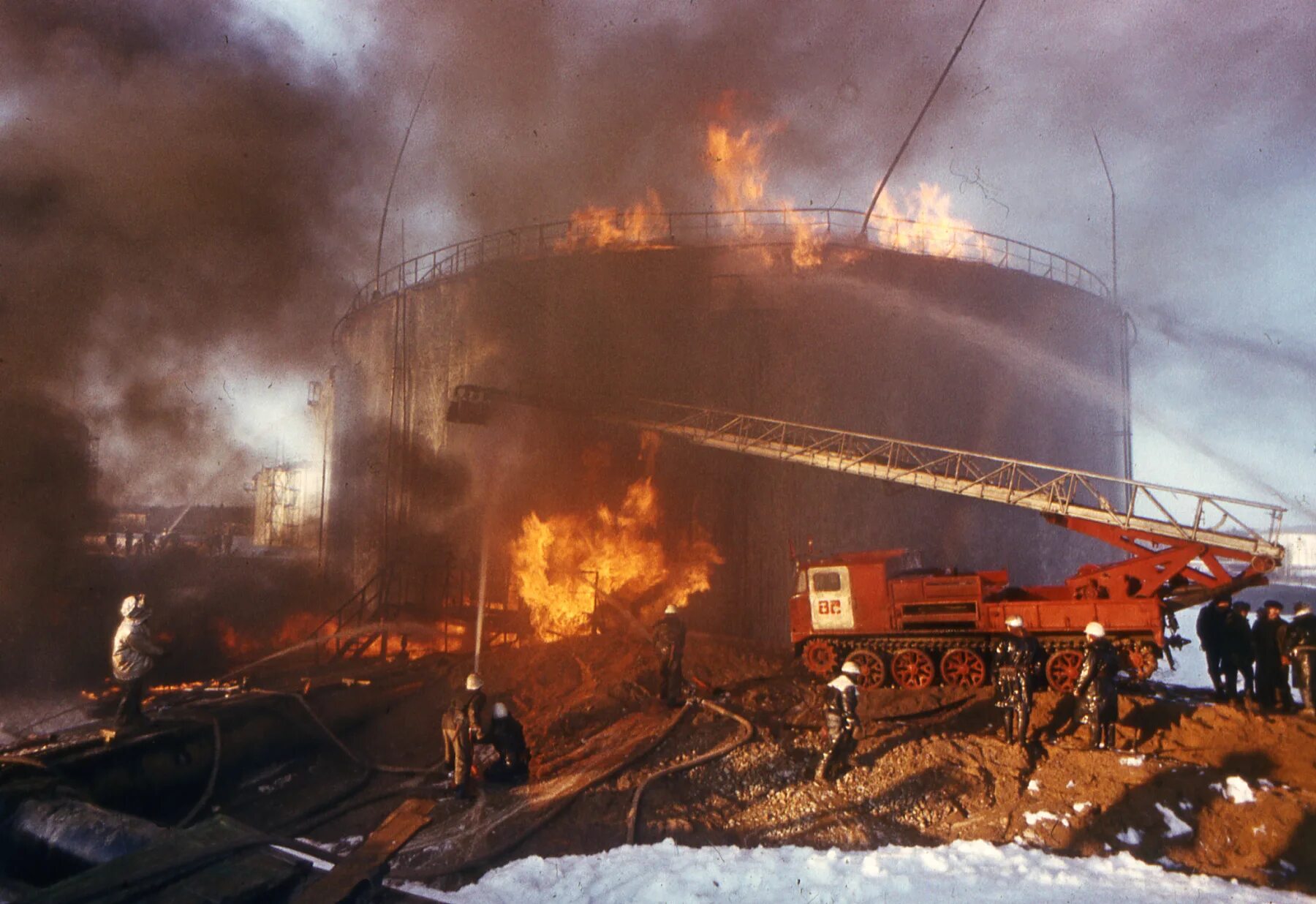 Факел нпз капотня. Нпз горело. Нефтеперерабатывающий завод огонь. Завод антипино тюмень. Горит нефтеперерабатывающий завод.