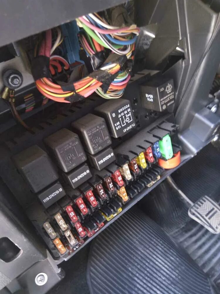 Реле к 11 лада приора. Реле дворников на приоре 2. Блок предохранителей лада приора 2010. Реле дворников приора 2. Реле стартера приора 16.