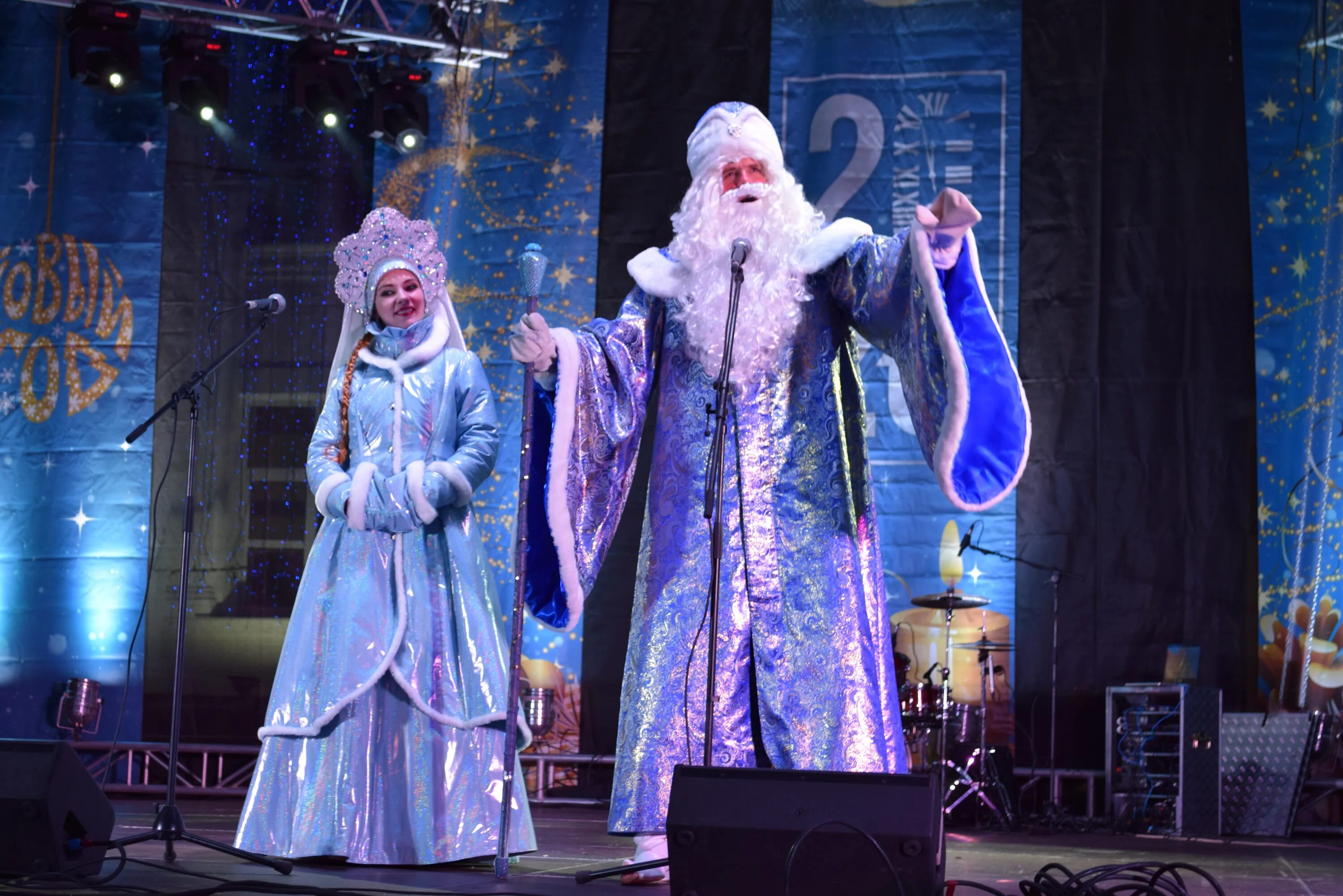 Манежная площадь санкт-петербург 2022. 25 декабря 2019 г. Рождество в католической церкви. День дарения елочных шаров 25 декабря. Главная ёлка кремля 2022.